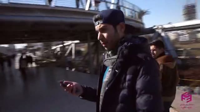 روی پل طبیعت، گوشی در دست